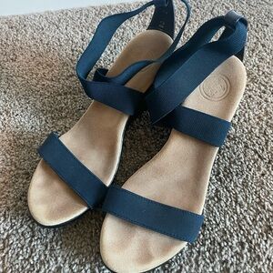 CHARLESTON SHOE CO. Navy Wedges